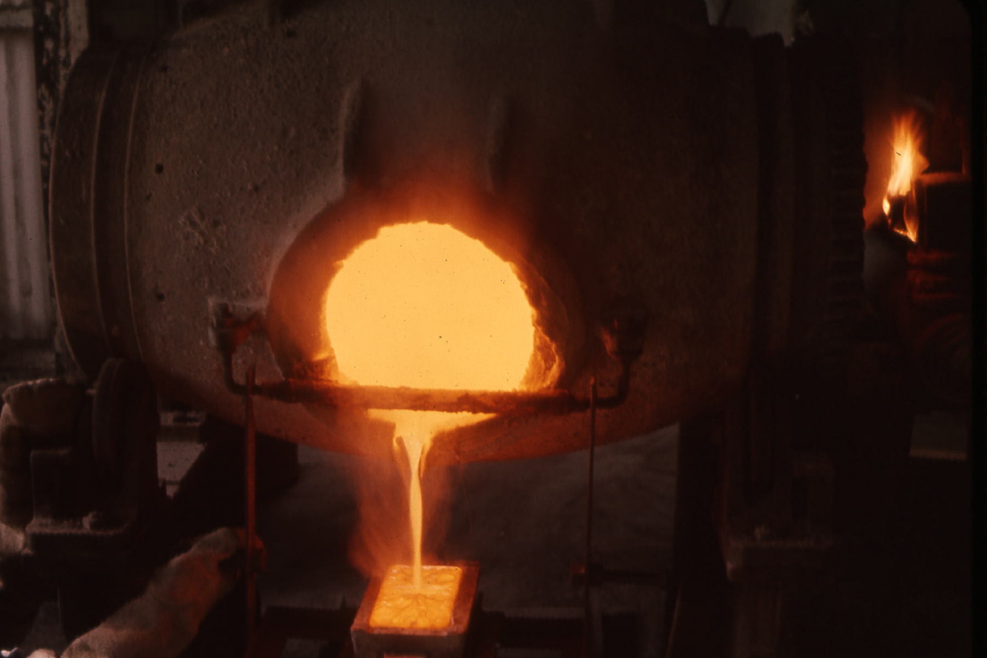 Industrial heat treatment and quenching equipment supporting controlled metal processing